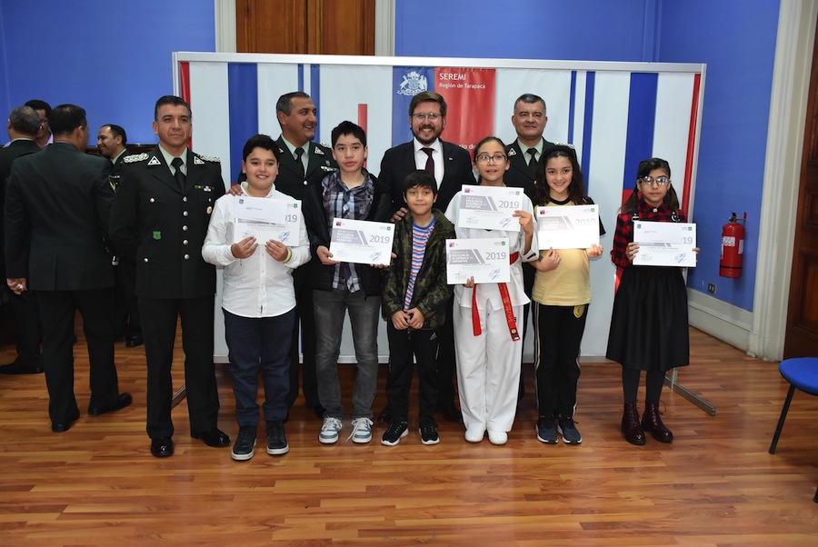 Hijos de funcionarios de Gendarmería recibieron reconocimiento por excelencia académica