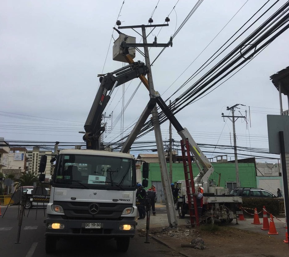 En la región de Tarapacá -en lo que va del año- 64 postes han sido chocados y sacados de su estructura base