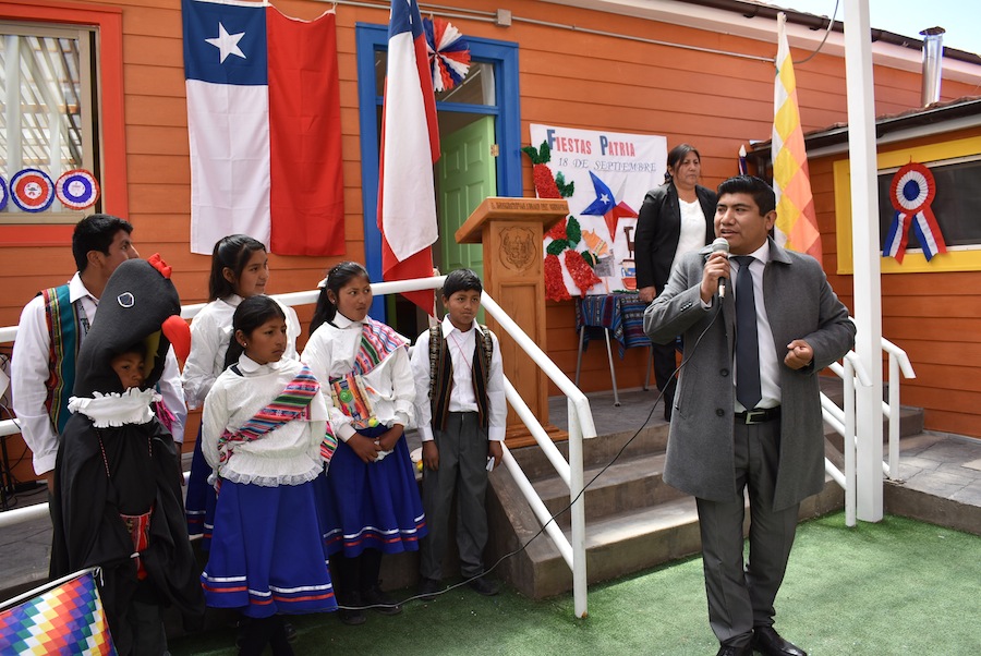 Escolares de Chusmiza rinden su homenaje a la Patria