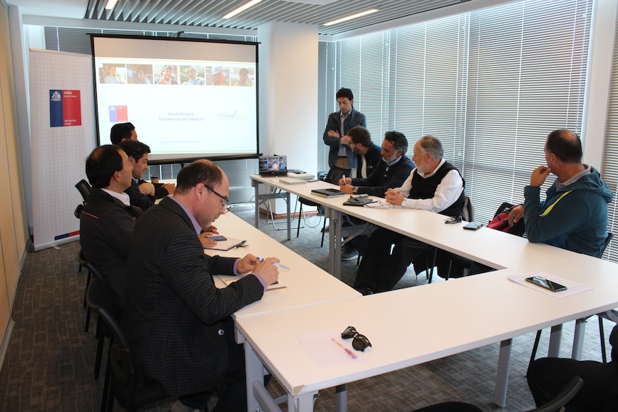Mesa de Competencias busca actualizar perfil de instaladores de Sistema Solares Térmicos en Tarapacá