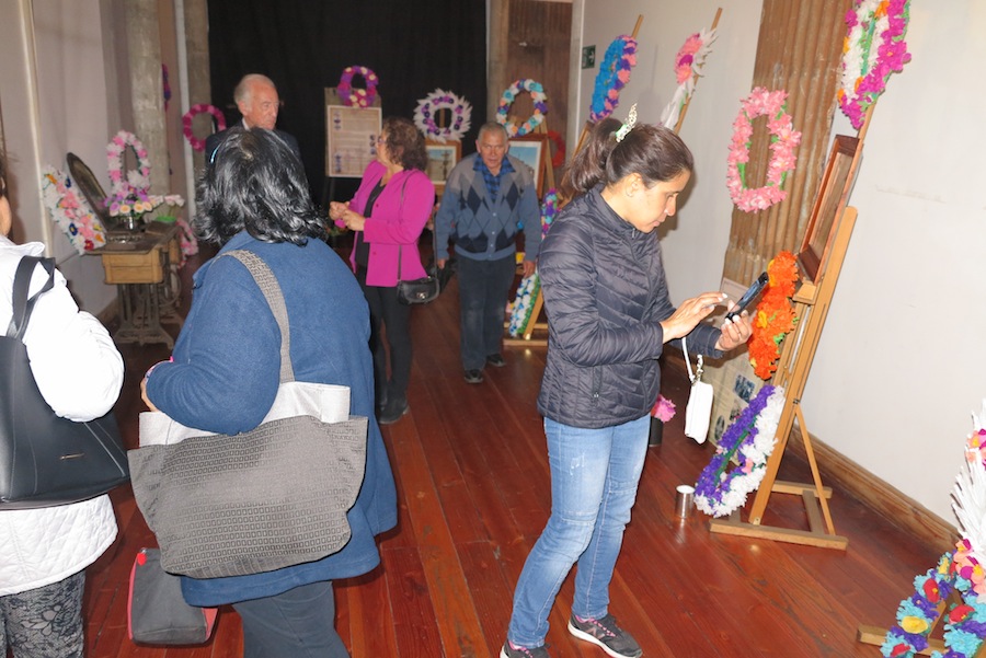 Con exposición concluyen talleres de coronas de flores de papel en Iquique y Pozo Almonte