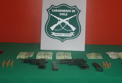 O.S.7 de Carabineros incauta 2 pistolas con munición y detiene a 4 personas