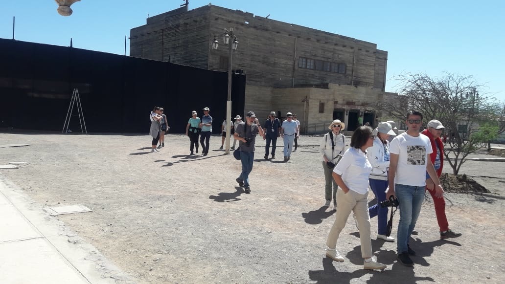 Más de 70 turistas del crucero Le Soleal deslumbrados al recorrer  Humberstone y Santa Laura