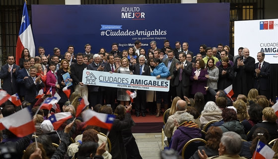 “Día del Adulto Mayor”: Cecilia Morel encabeza inédita firma de compromiso de alcaldes para que comunas sean “amigables”con las personas mayores