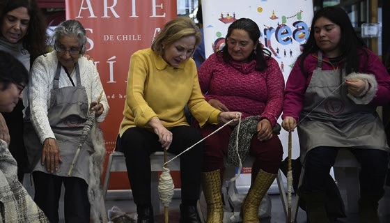 Primera Dama destaca a artesanas hilanderas de Quemchi en la isla de Chiloé