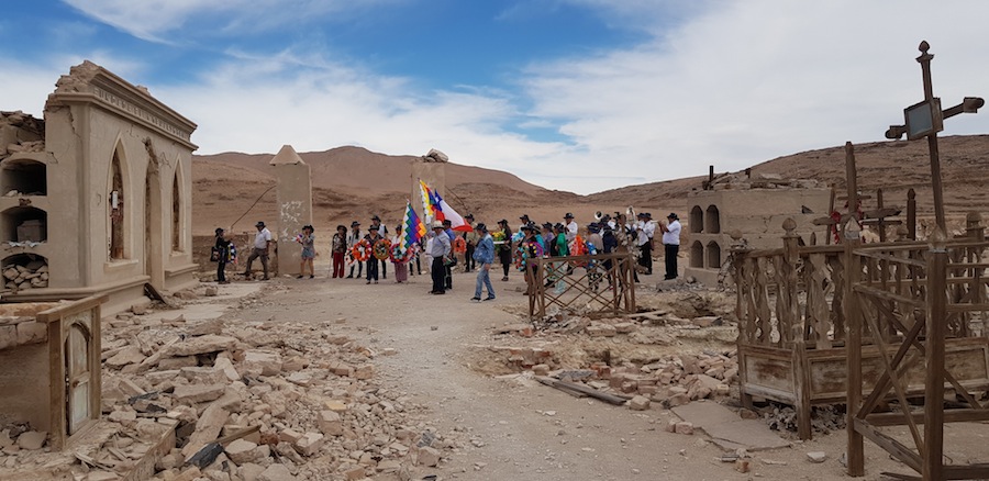 Emotiva peregrinación: Coronas y flores de papel en cementerios de salitreras Agua Santa, Mercedes y Catalina
