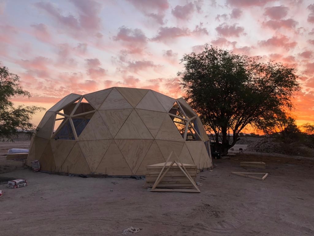 Domos en el desierto: construcciones versátiles para diferentes usos