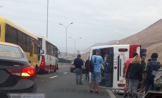 Volcamiento en bajada desde Alto Hospicio deja 20 lesionados