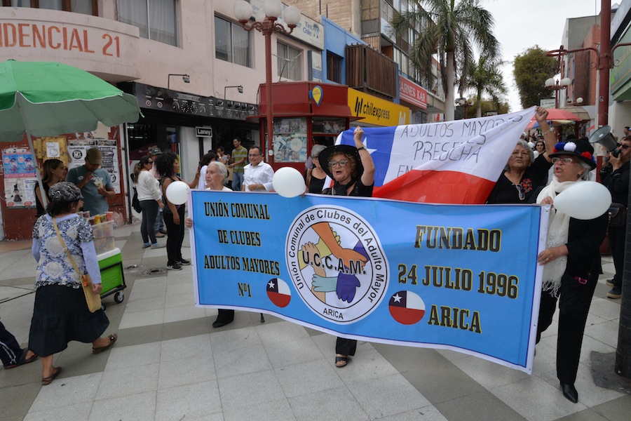Adultos mayores expresaron su descontento marchando por el centro de la ciudad