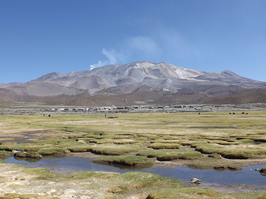Invitan a celebrar Día de la Montaña con trekking a la cumbre del volcán Isluga