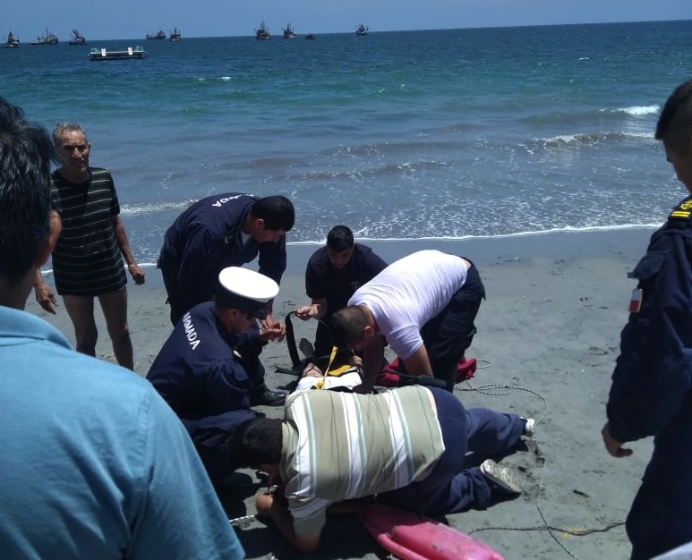 Efectivos de la Armada rescataron a dos personas desde el mar en Mejillones