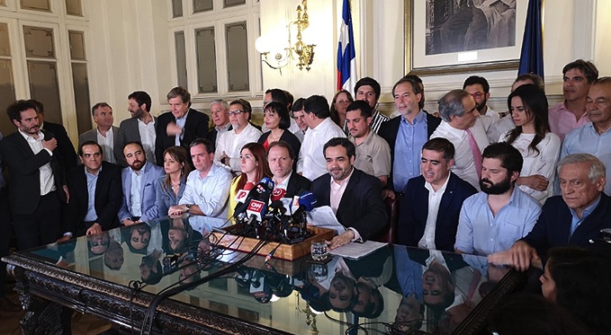 Fuerzas políticas llegan a histórico acuerdo: Plebiscito determinará mecanismo para elaborar nueva Constitución