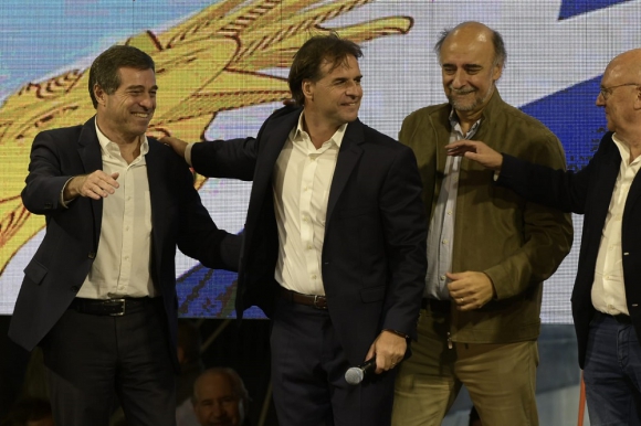 La Definición en Uruguay: Una noche inesperada que posterga el festejo de Lacalle Pou