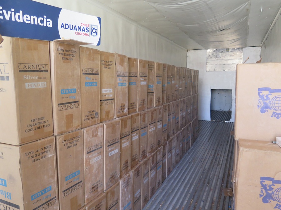Aduanas intercepta cigarrillos y whisky en camión con pared falsa