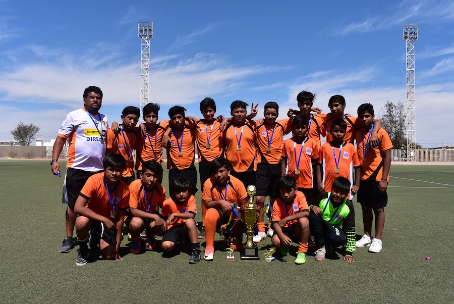 Niños de Pintados campeones de la Liga de Fútbol Infantil de Pozo Almonte