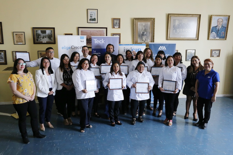 Participantes de programa Elige Crecer fueron certificados como ayudantes de cocina