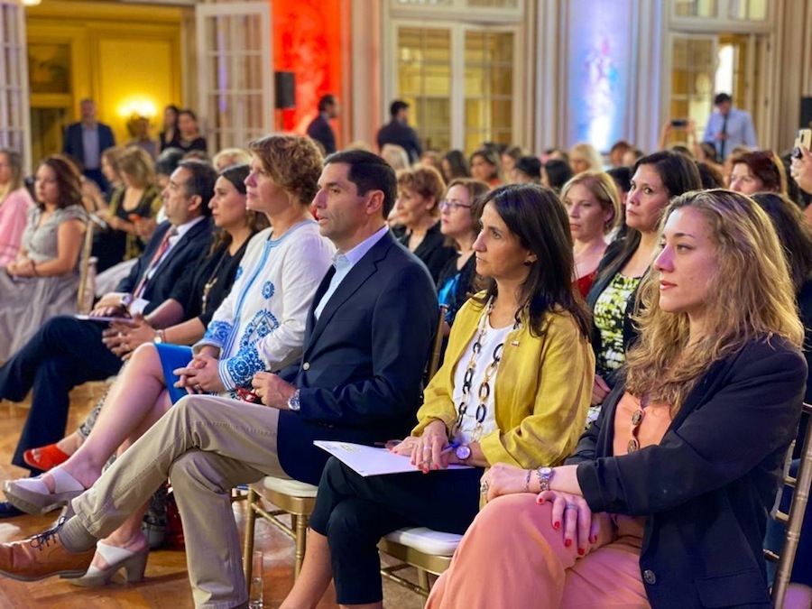 Mujeres de todo Chile certificadas luego de participar en Escuelas de Líderes Políticas de SernamEG