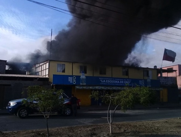 Incendio afectó “La Esquina de Oro” en comuna de Alto Hospicio