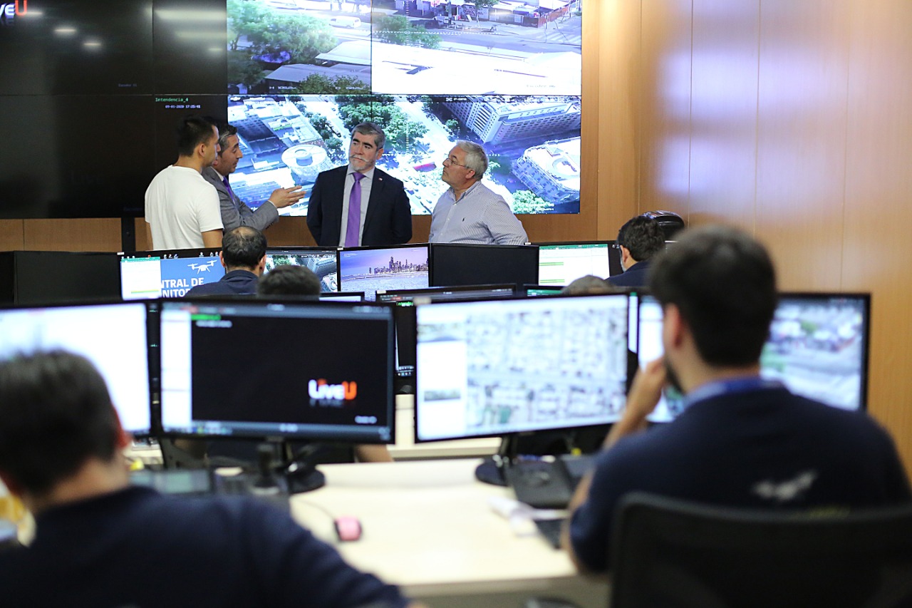 Intendente conoció el funcionamiento del Sistema de Televigilancia Móvil de la región Metropolitana