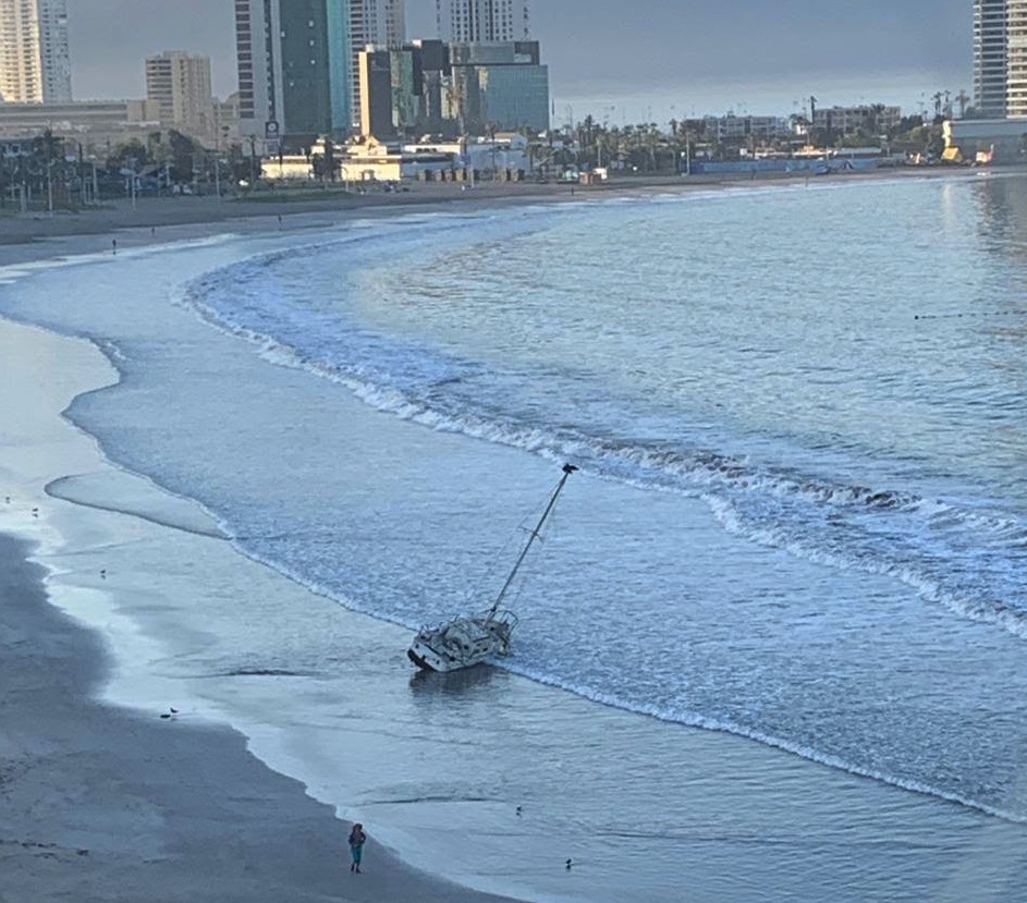 Que oleaje deje embarcación en la orilla de Playa Cavancha ‘sirve’ para que propietarios amarren bien sus botes y balsas
