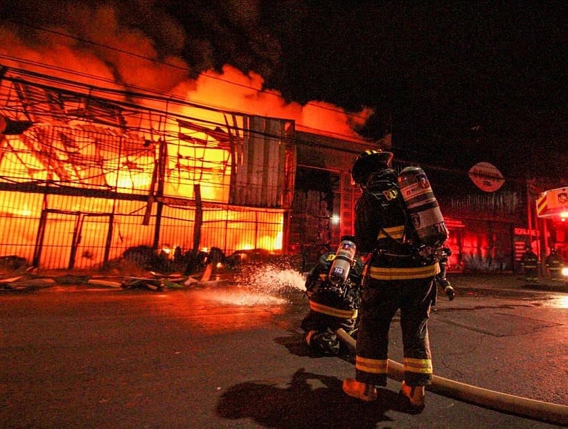 Un incendio arrasó galpón del Barrio Industrial