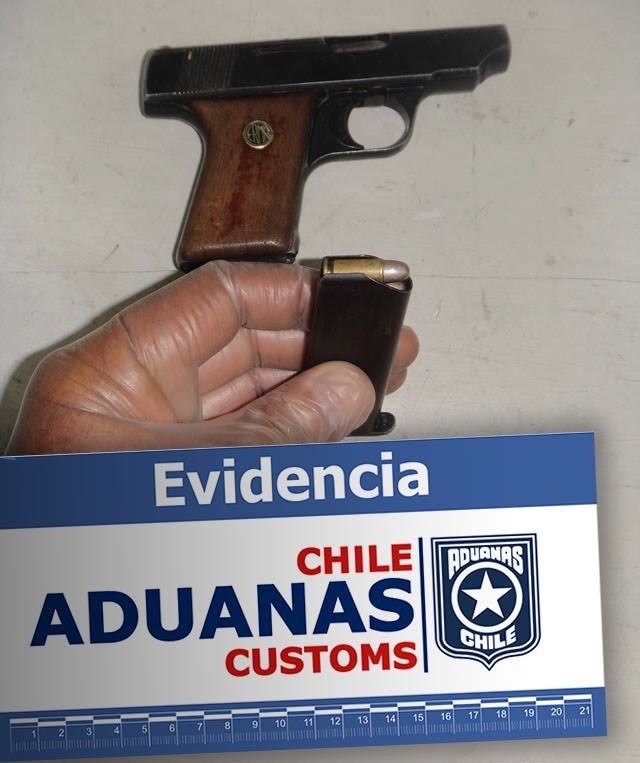 Aduanas detecta pistola en el equipaje de turista venezolano