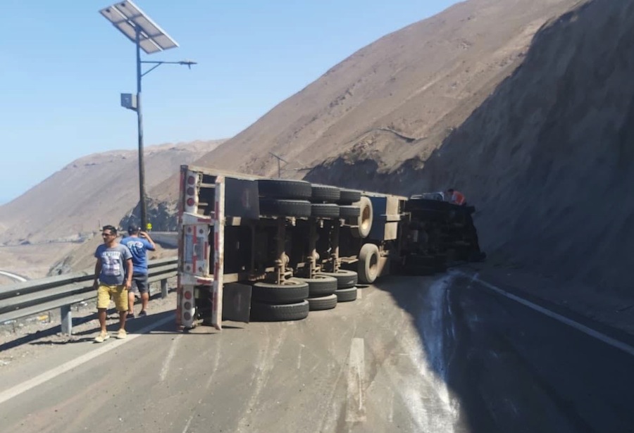 Volcamiento de camión provocó atochamiento y molestia general en la Ruta A-16