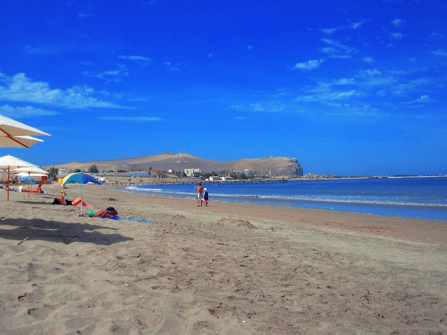 Cores y comunidad trabajan en proyecto que mejora el borde costero Chinchorro