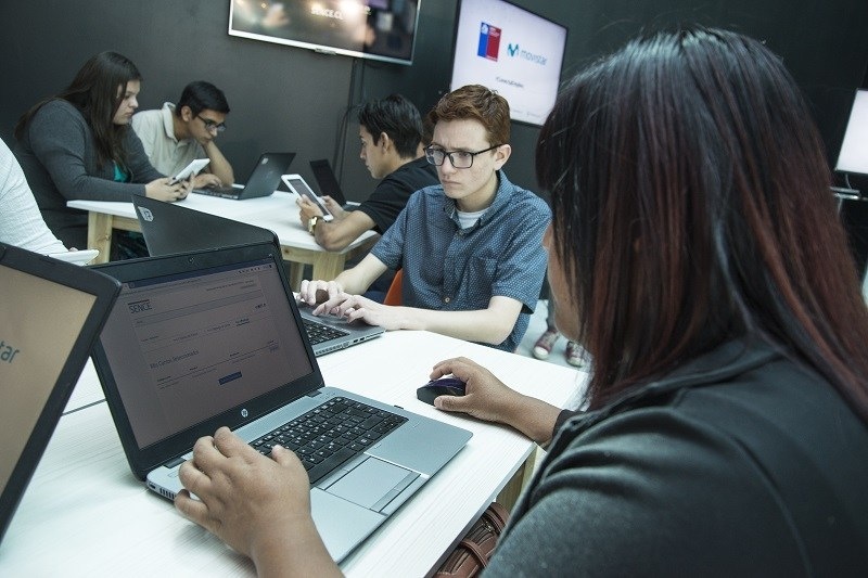 Sence y Movistar Chile lanzan 12 cursos en línea sin costo para mejorar las habilidades digitales