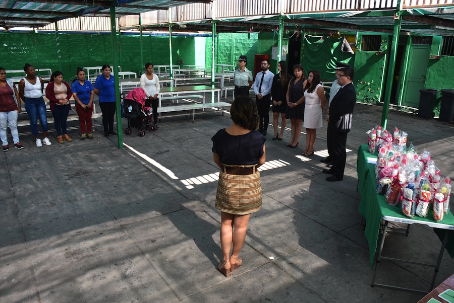 Funcionarios de la Defensoría entregaron útiles de aseo para internas extranjeras