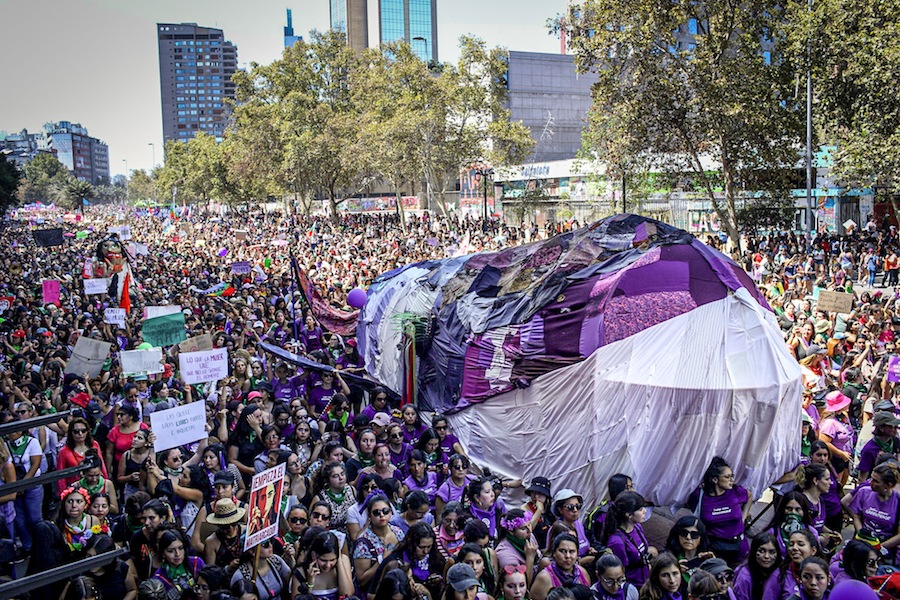 Greenpeace en marcha feminista con Ballena Gigante: «La alerta extractivista es causa feminista»