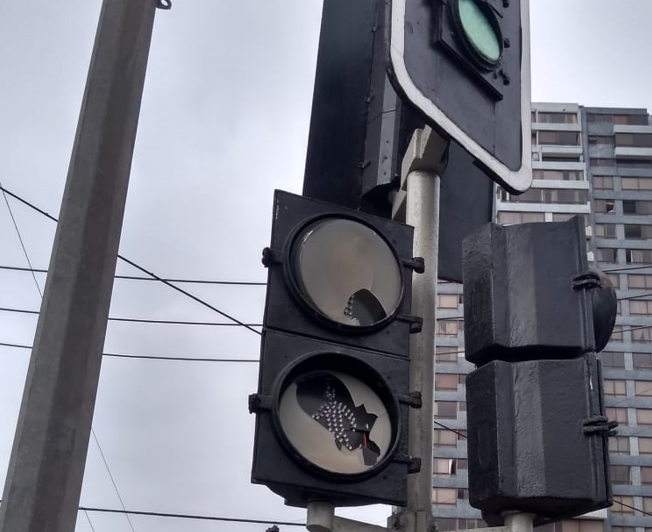 Municipalidad repara nueve de 15 cruces de semáforos dañados en manifestaciones