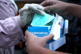 Familia Luksic dona un millón de mascarillas especiales para el Sistema de Salud
