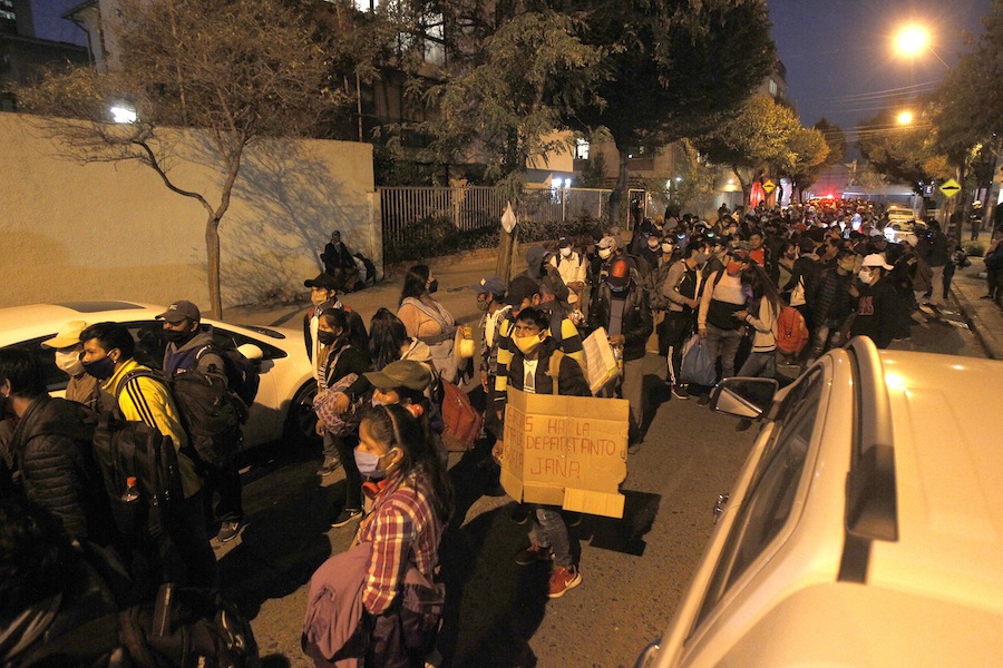 Inmigrantes que acamparon frente a consulado boliviano en Providencia comenzaron viaje hacia Iquique para regresar a su país