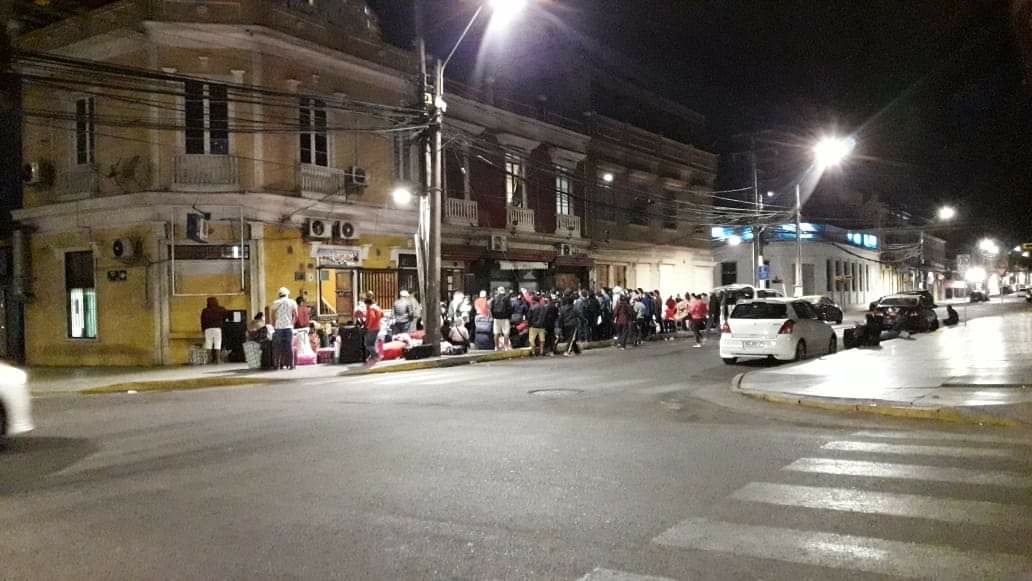 Bolivianos están ‘acampando’ en frontis del Consulado de Bolivia en Iquique