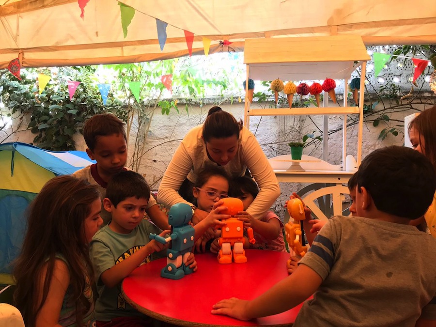 Robot creado en Chile, que ayuda y apoya en educación a los padres en cuarentena