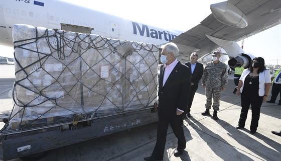 Presidente Piñera recibe cargamento: «Estamos recibiendo 72 nuevos ventiladores mecánicos, para que estén donde la gente los necesita”