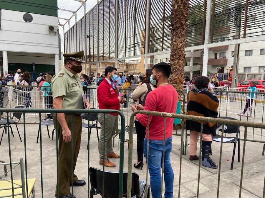 Gobernación de Iquique apoya a Carabineros en entrega de permisos y salvoconductos