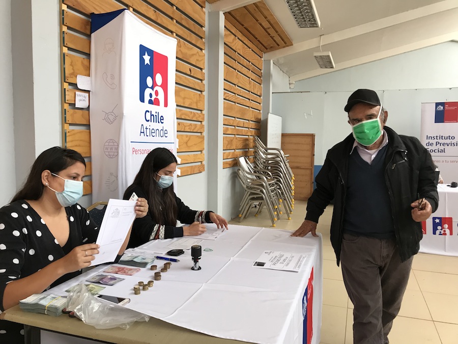 Adultos mayores del Tamarugal y Borde Costero reciben Bono Invierno