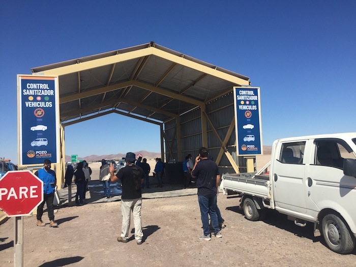 Punto de sanitización para vehículos en ingreso a Pozo Almonte