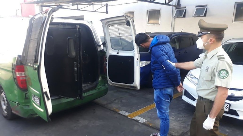 Detenido en cuarentena por orden de detención vigente y porte de armamento