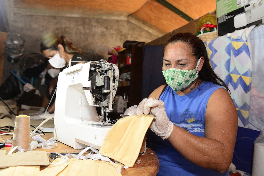 Costureras de caletas del sur de Iquique elaboran con el apoyo de Collahuasi 6 mil mascarillas reutilizables para sus vecinos