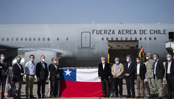 Presidente Piñera recibe nuevo cargamento con 117 ventiladores mecánicos para fortalecer red de salud