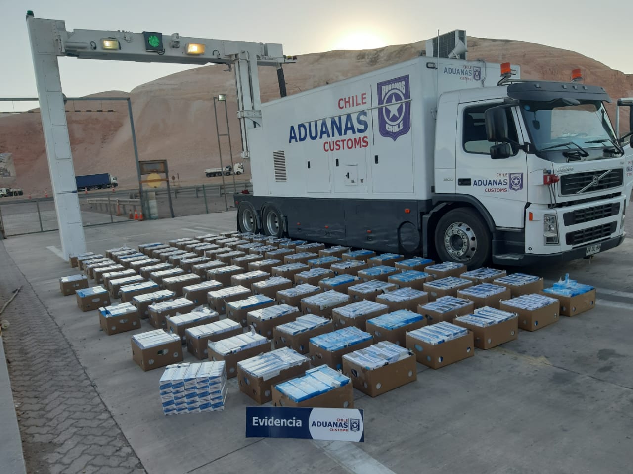 Aduanas detecta contrabando de cigarrillos en medio de cargamento de paltas