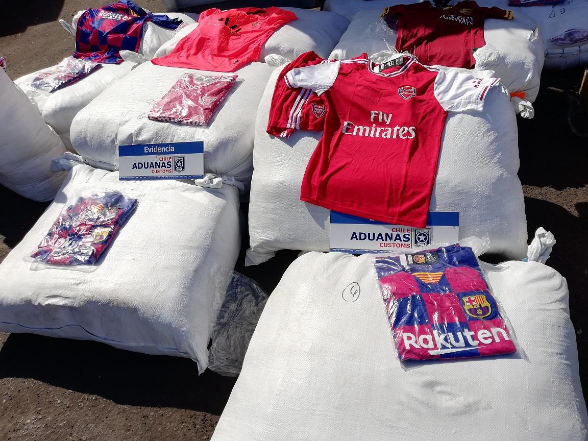 Aduanas incauta contenedor repleto de ropa deportiva falsificada