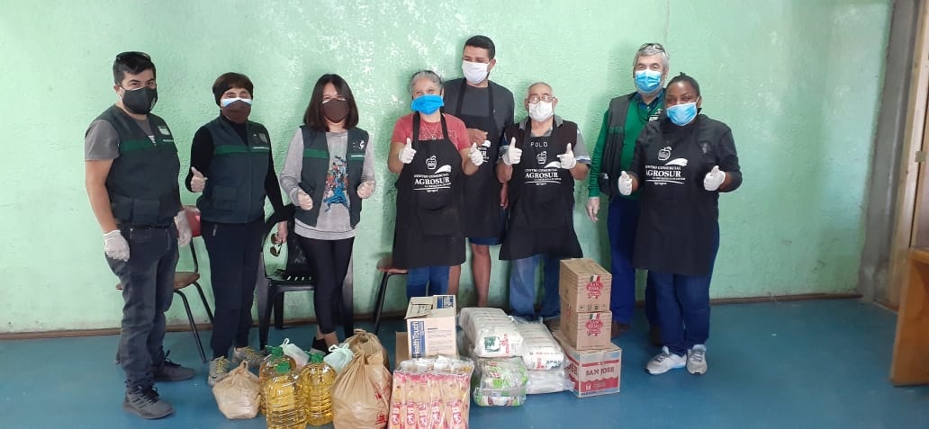 Funcionarios del CRS Iquique donaron alimentos a comedor de Villa Navidad