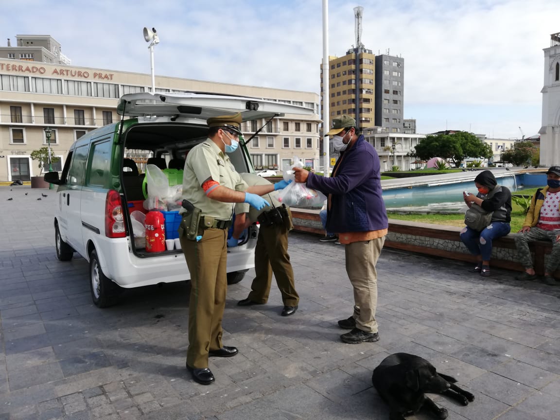 Carabineros de Tarapacá entrega ayuda a personas en situación de calle en Iquique y Alto Hospicio