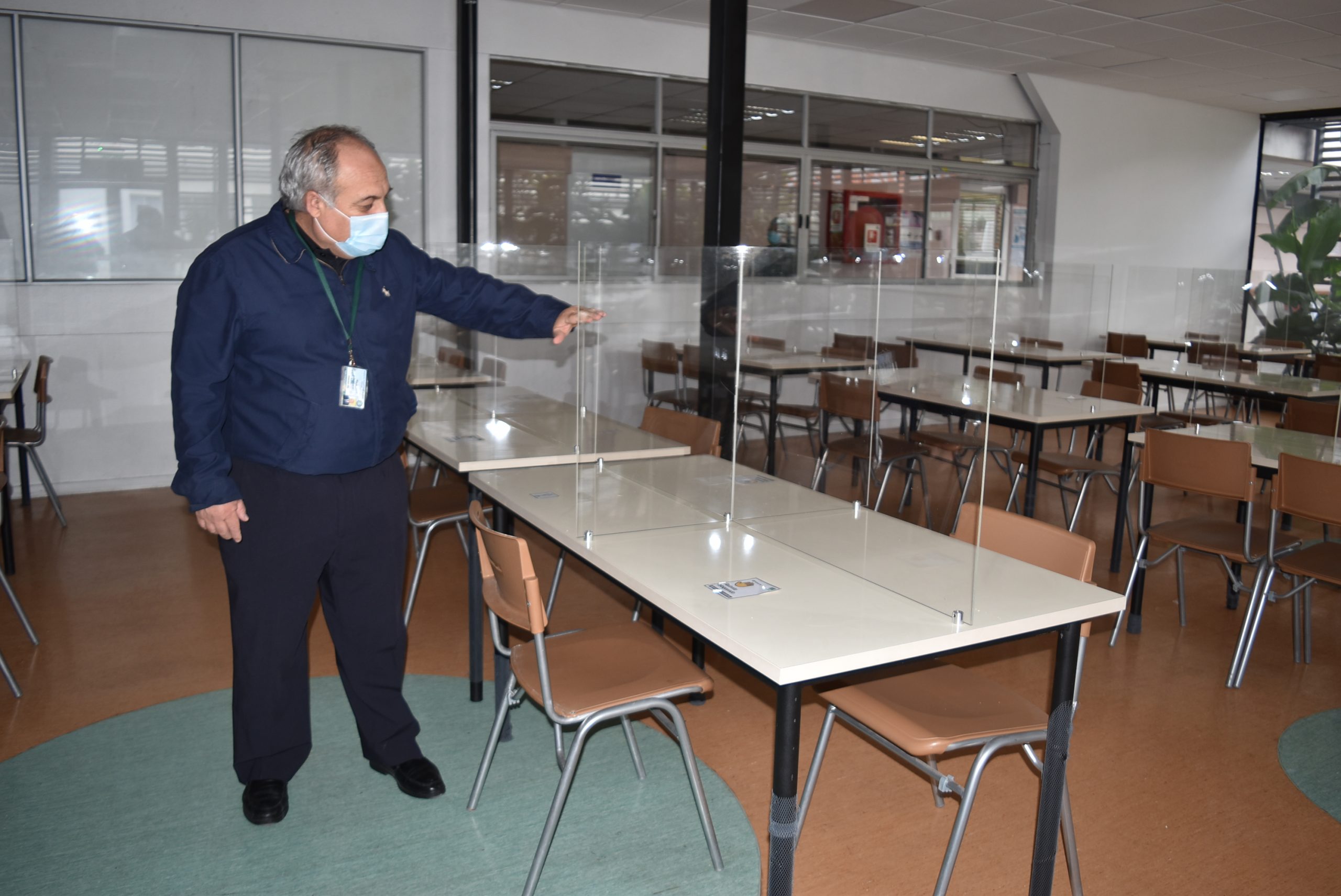 Hospital de Iquique instala barreras de acrílico en el casino de funcionarios