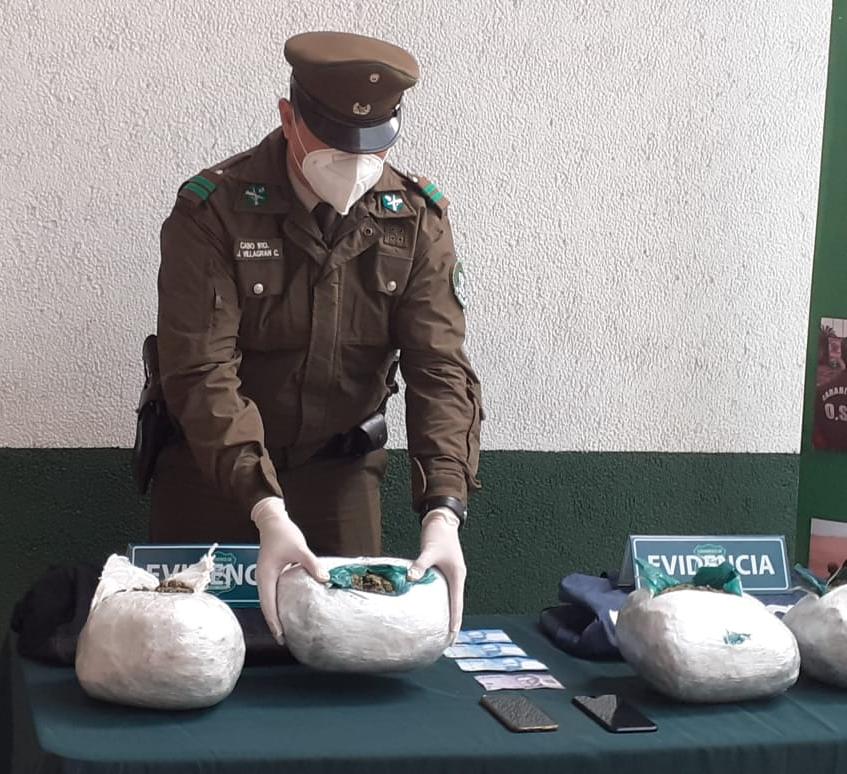 Carabineros del OS-7 detiene a dos pasajeros de bus que traían marihuana desde La Serena