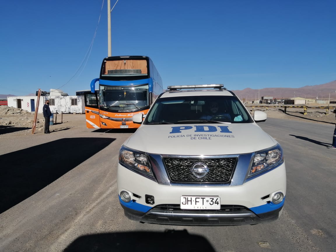 PDI escoltó la salida de 87 ciudadanos bolivianos por Ollagüe